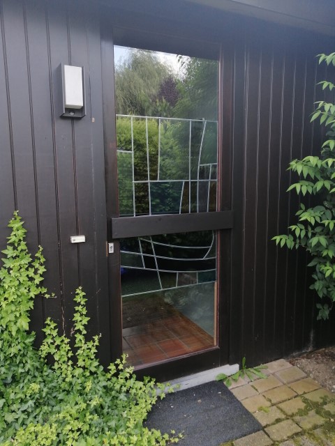Werk 'Glas in lood' — imitatieglasraam in plexi en loodstrippen